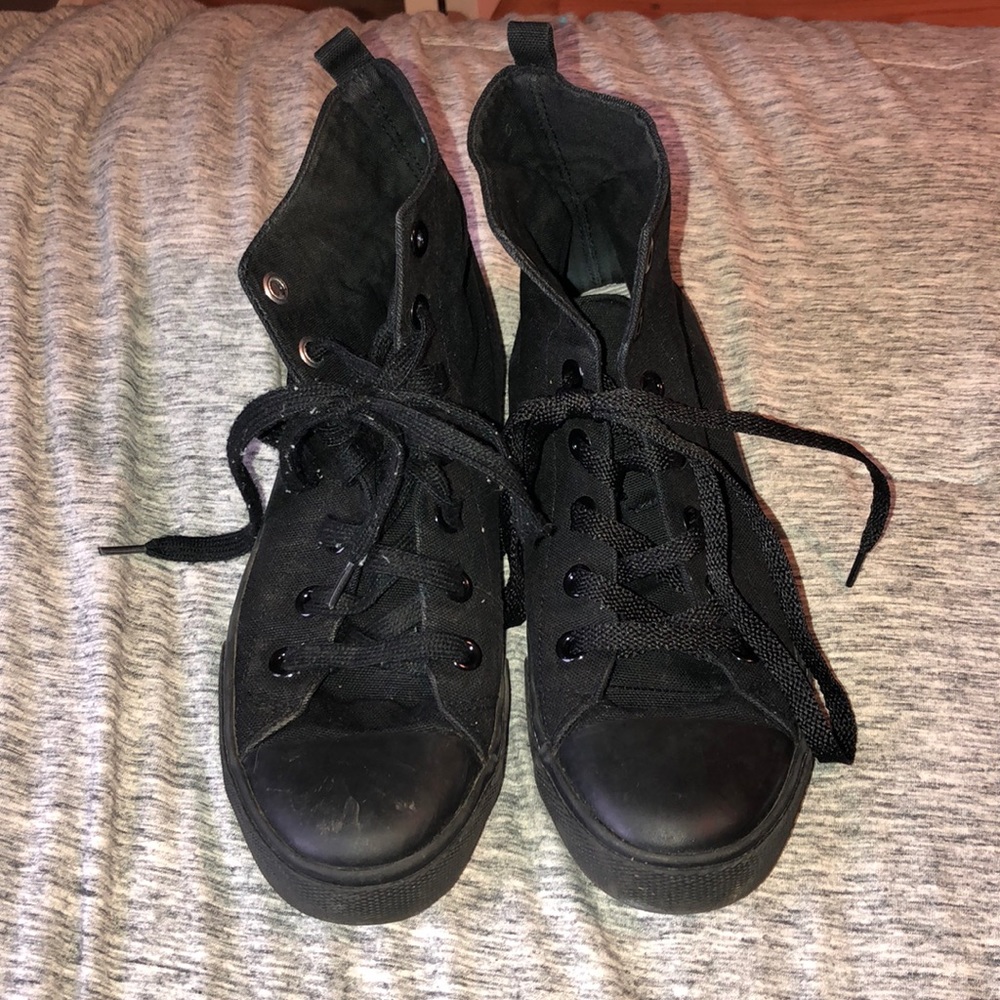 All Black tennis shoes